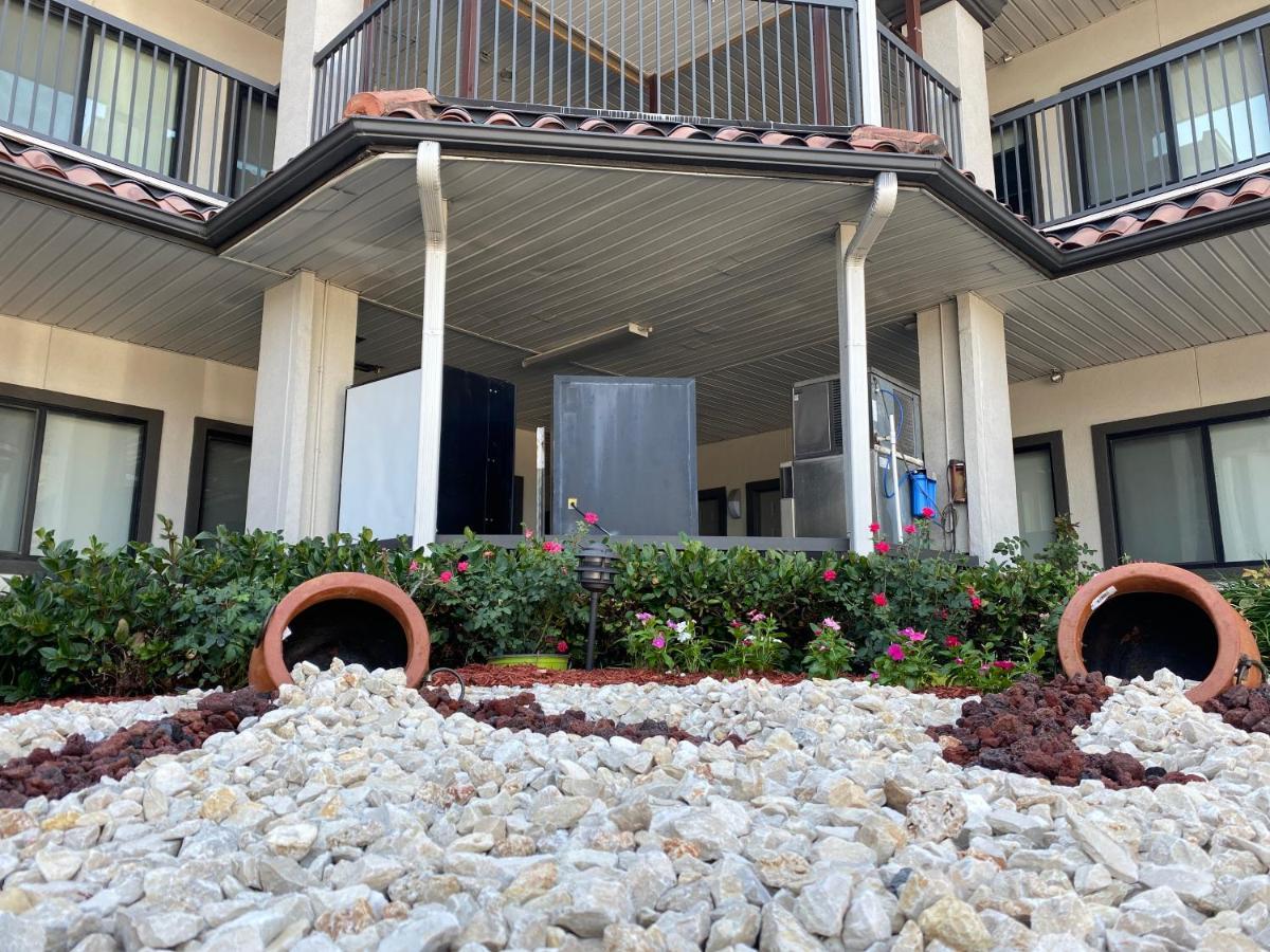 Island Suites Hobby Airport Хьюстон Экстерьер фото
